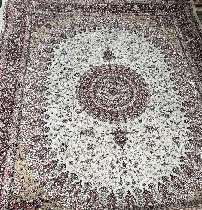 Продаётся ковёр отличного качества!