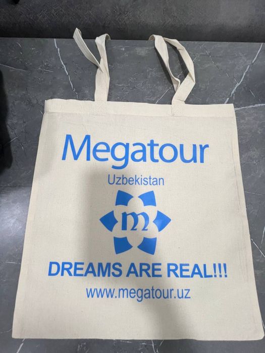 Futbolka, kepka, shopper.