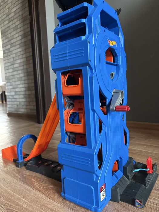 Продам трассу Hotwheels Garage