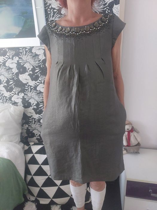 Дамска рокля,отговаря на размер м,много интересна,нашити камъни,от  me