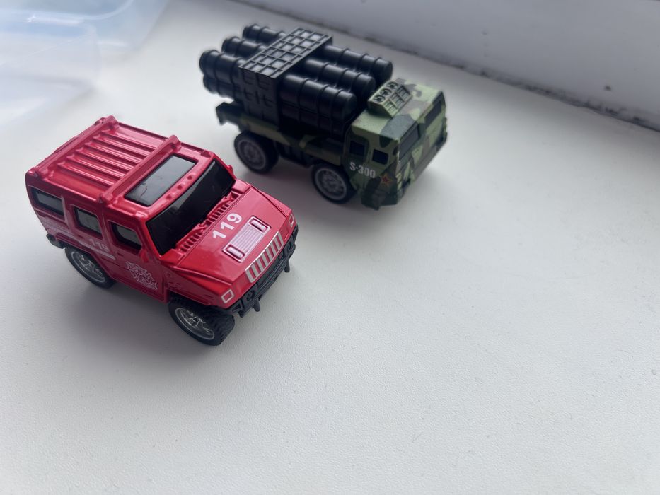 Продам игрушки машинки в боксе 2 шт.