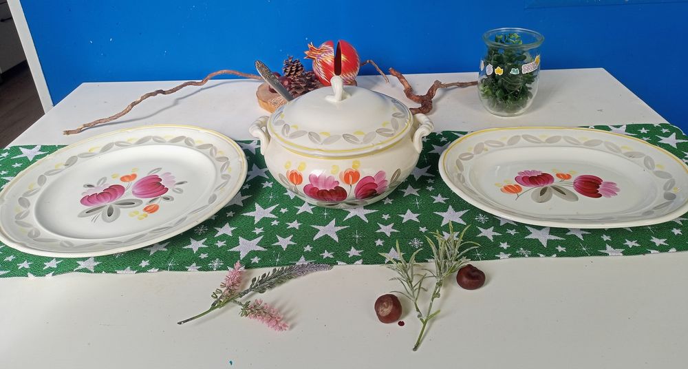 Продается супница и 2 тарелки