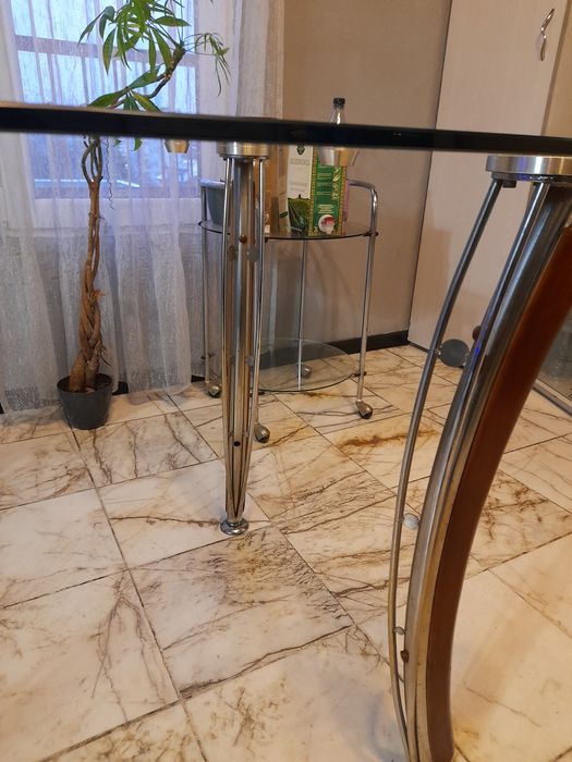 Холска маса със стъклен плот