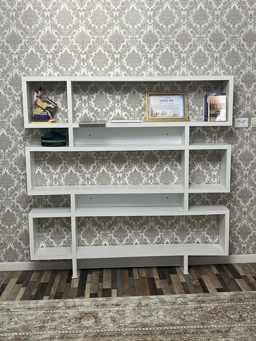 Ағаштан жасалған кітап салатын сөре