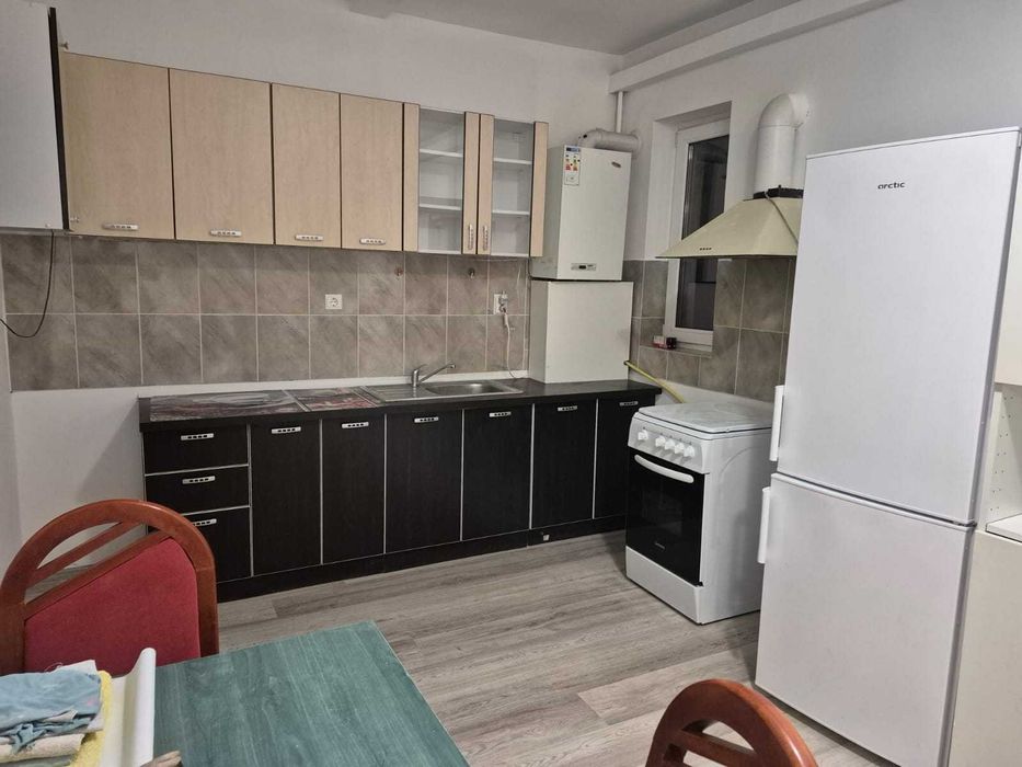 Inchiriez apartament cu 3 camere, bloc nou, zona centrala
