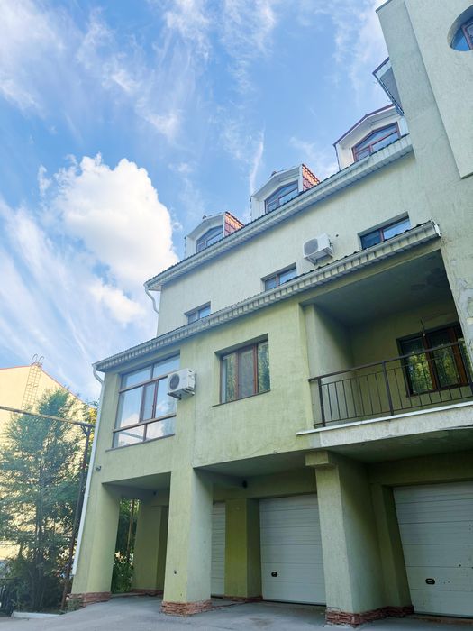 Продам 1 к кв 64 кв м на 1 этаже Зеленая долина