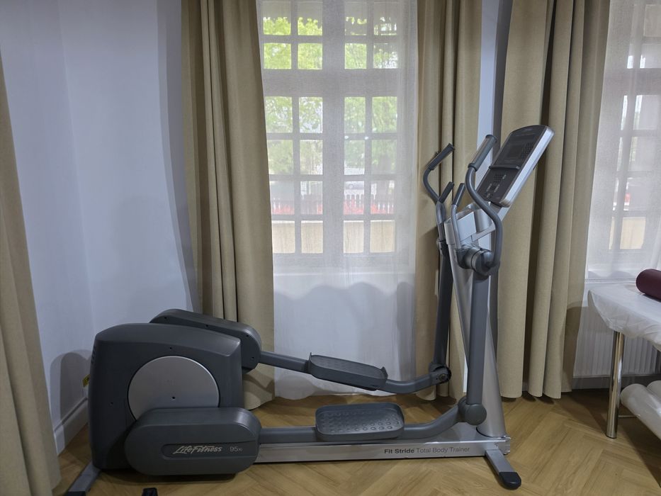Aparat profesional - LifeFITNESS - Eliptic ca nou
