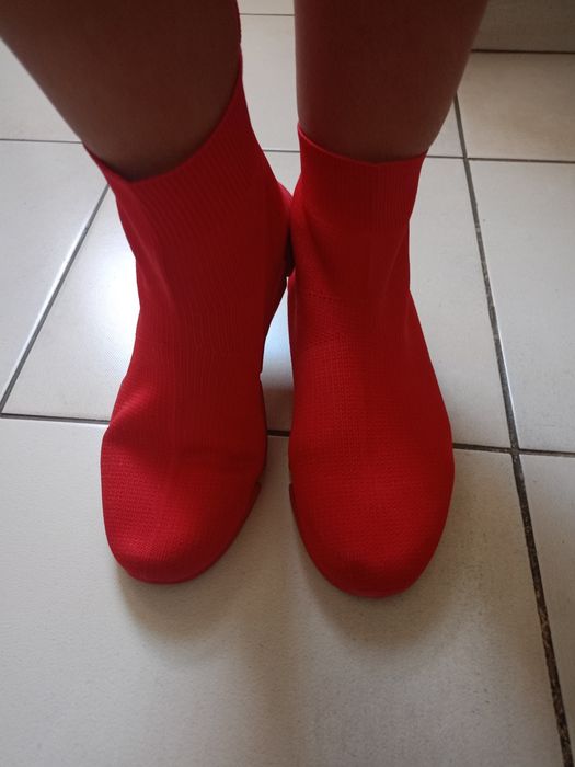 Vând ghete sport marca sport cu 3 dungi,că și traducere, produs de cal