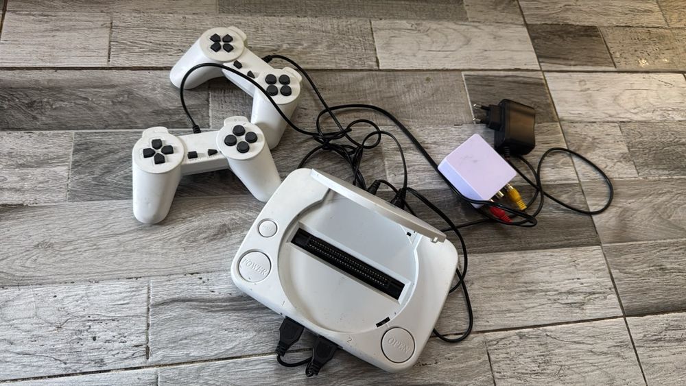 Consolă TV si 2 controllere -obiect vechi
