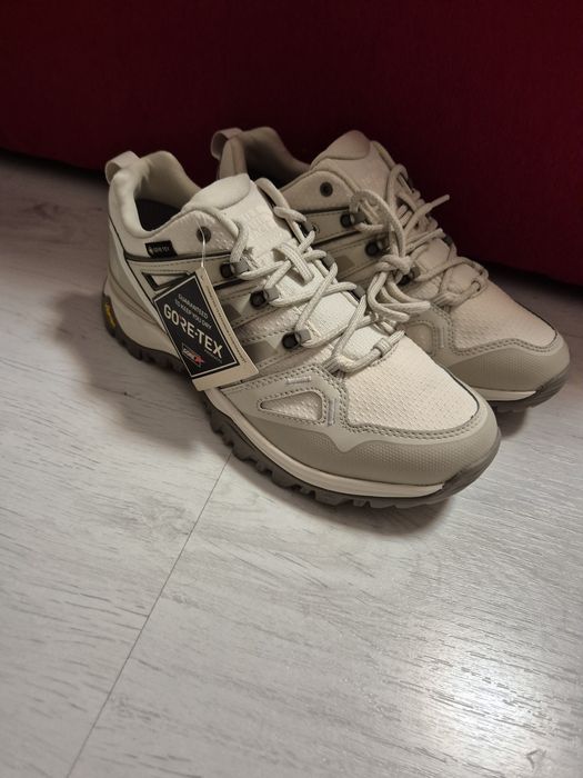 Vand adidasi The North Face