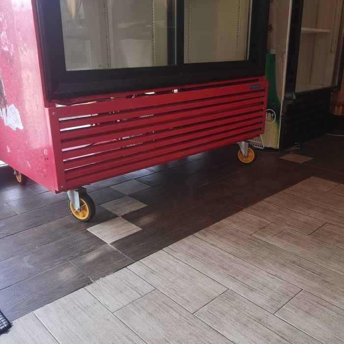 DE INCHIRIAT vitrina dubla!!