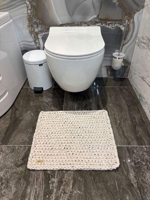 Комплект за баня,,Голямо килимче,малко килимче и панер.