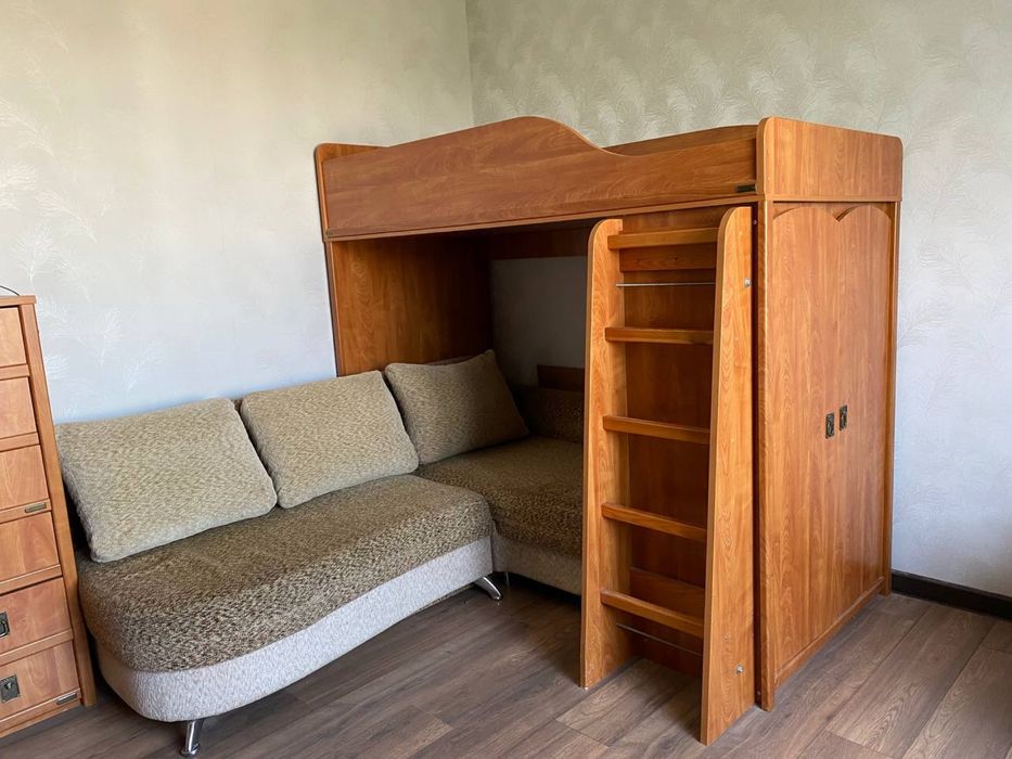 Продается подрастковый набор мебели