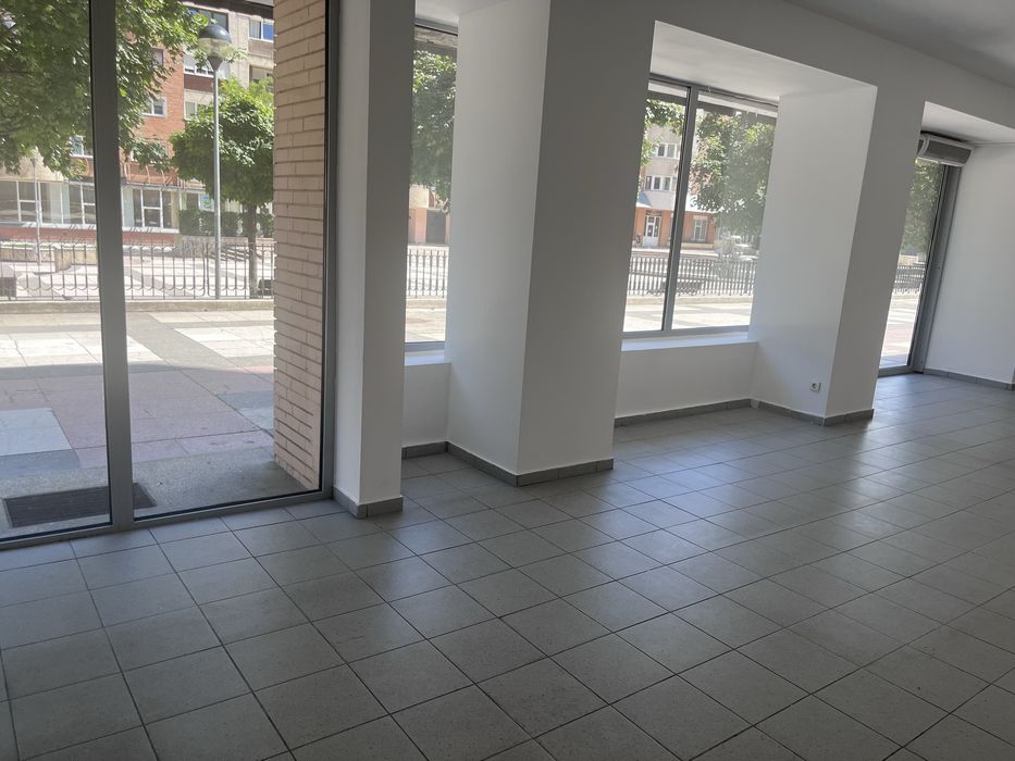 Vand spatiu comercial la parter, Racadau, 105m2