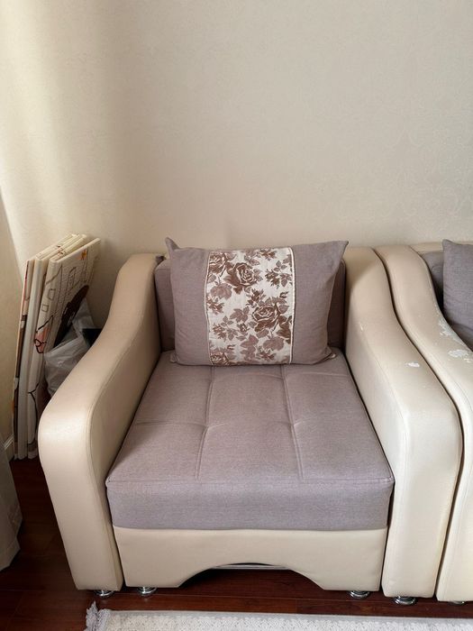 диван и кресло +4 подушки