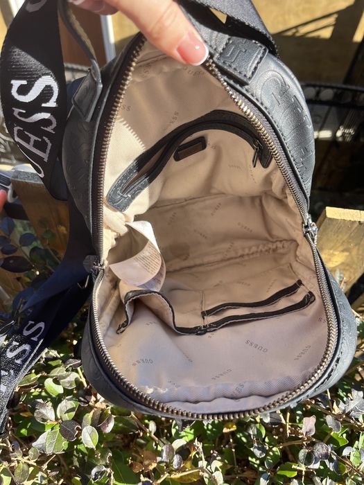 Черна раница Guess