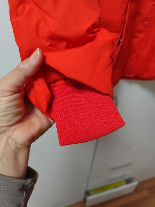 От Германия, Червено дамско яке с гъши пух