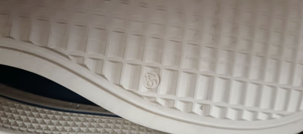 Кроссовки новые 42 размер