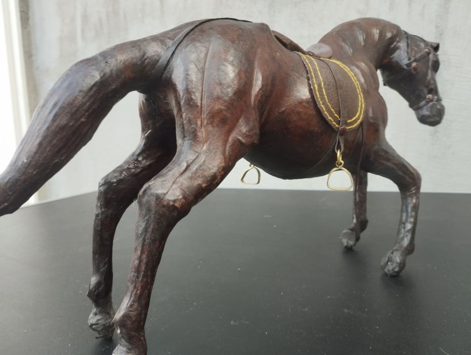 Ретро Кожена фигурка на Кон