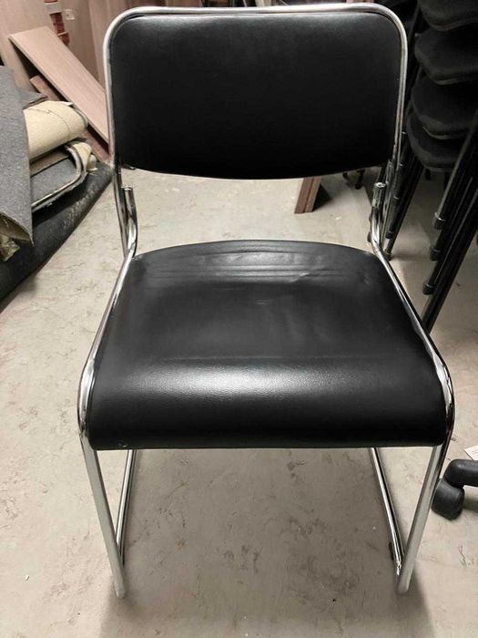 Стулья офисные в металлическом каркасе