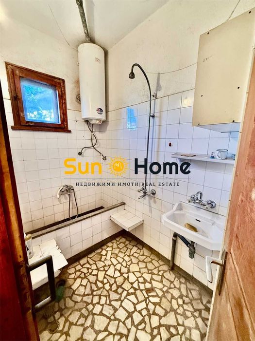 Масивна четириетажна тухлена къща с двор в идеалния център