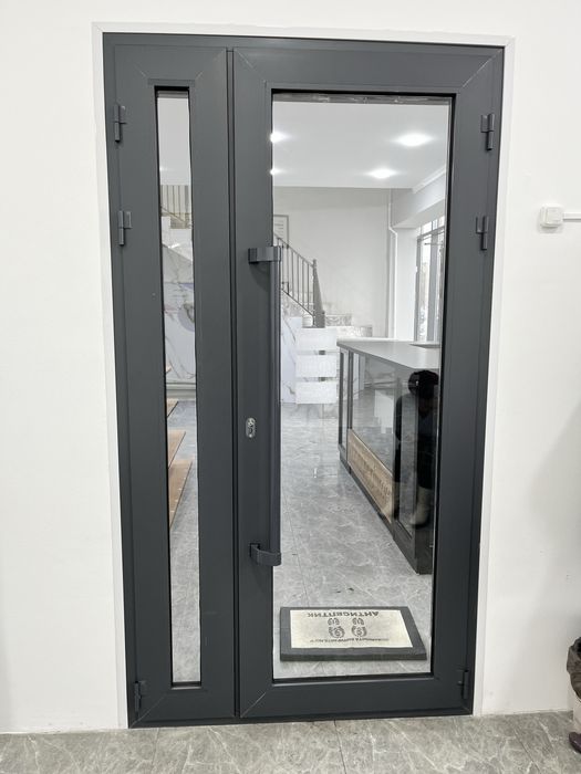 Алюминевый витражи двери