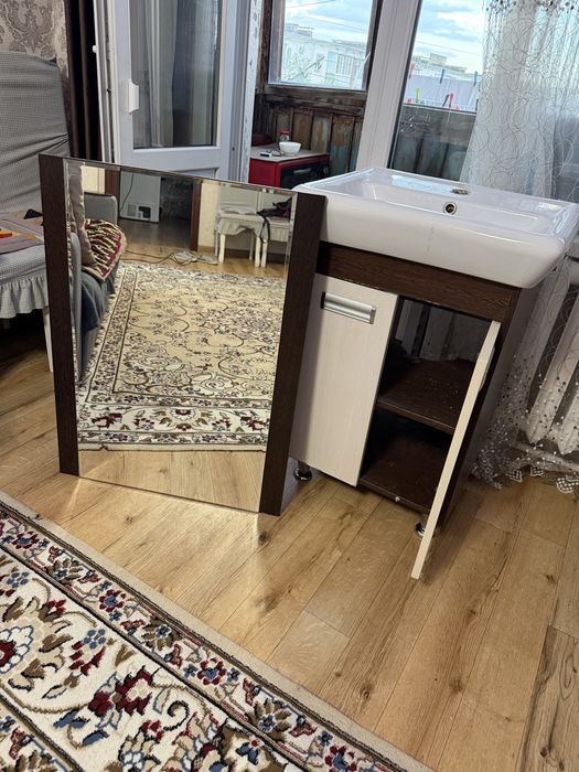 Продам раковину с зеркалом
