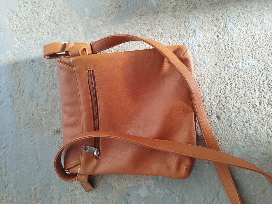 Geantă de umăr tip postas cu buzunare si fermoar