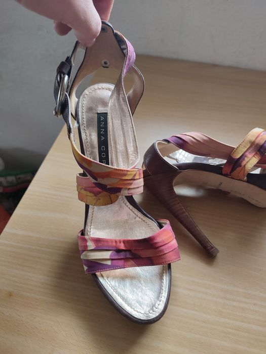 Vând sandale cu toc