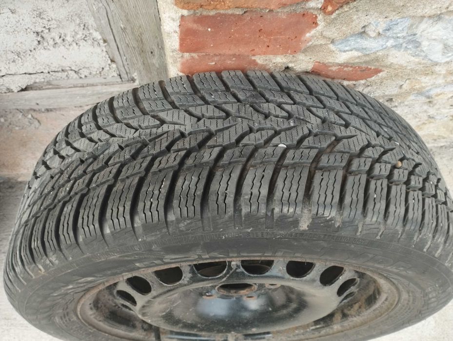 Зимни гуми 205 55 16 Continental -2бр. 23/22 и Nokian-2бр. 26/21