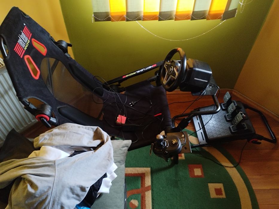 Cockpit gaming volan thrustmaster cu pedale,scaun și schimbător