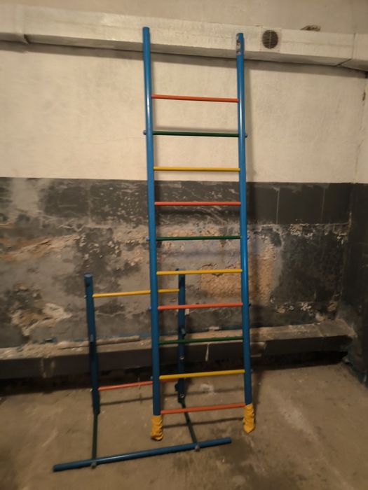 Лестница металлическая. Турник, качели