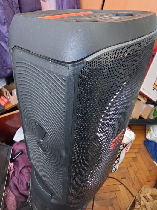 Boxa JBL Partybox club 120 cu acumulator, care dureaza 8 are, radio,stik,card,bluetooth,etc.perfect functionala