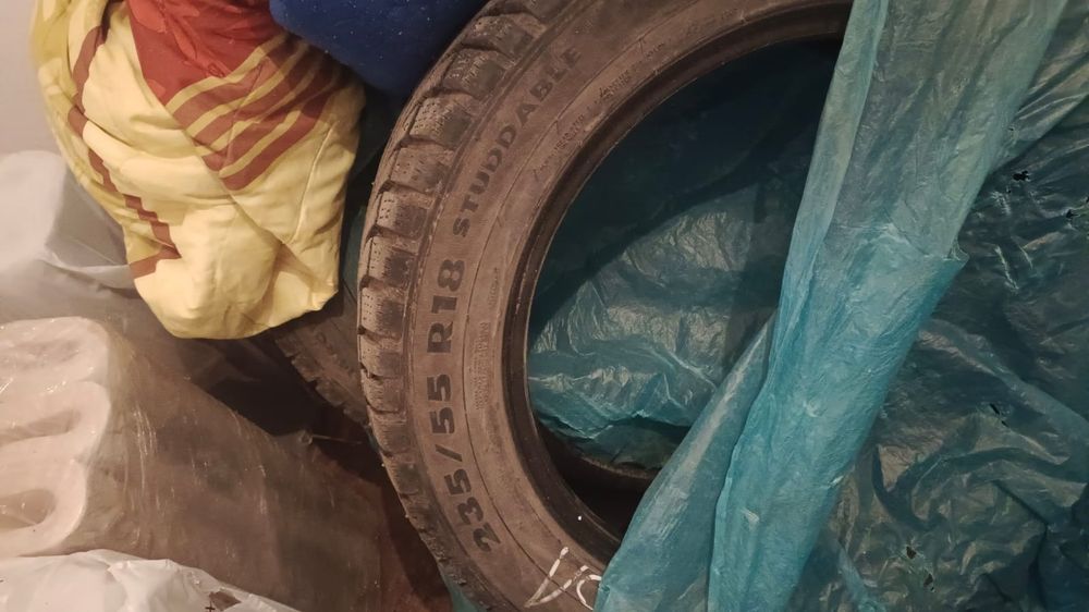 Продам шины  бу в среднем состояние