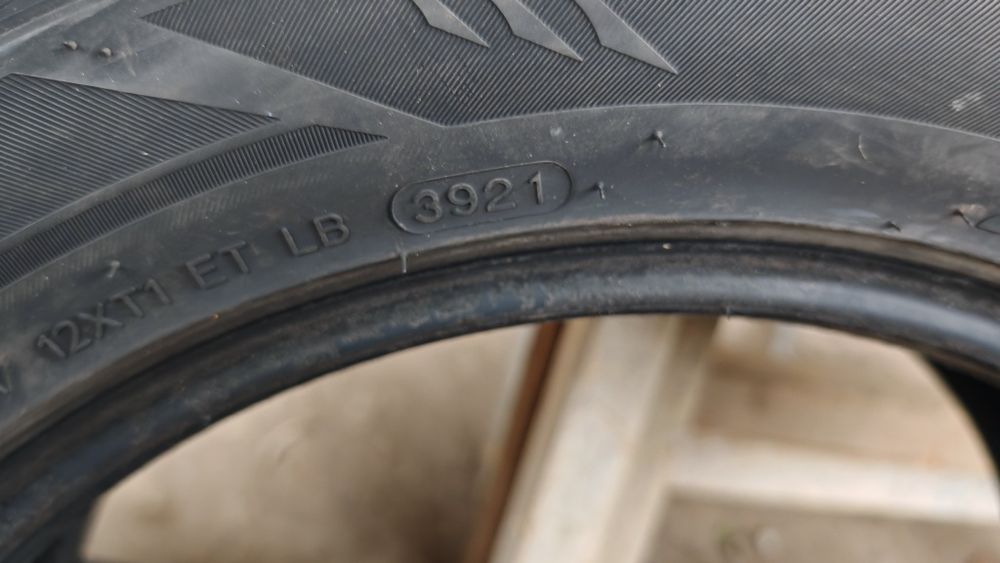 Продавам 4бр. зимни гуми 215 55 17