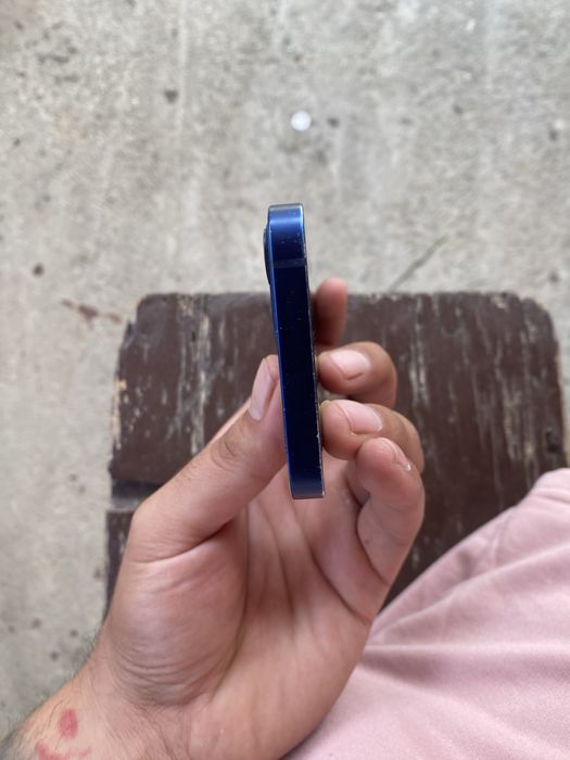 Iphone 12 mini cu mici semne de uzura