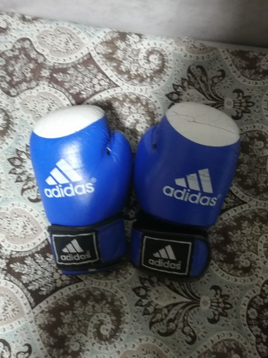 Боксерские перчатки Adidas