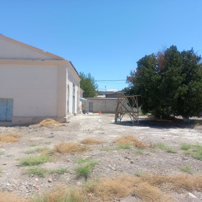 Eski shaxar Karmana  markazidan  bino sotiladi xoxlagan biznes joy