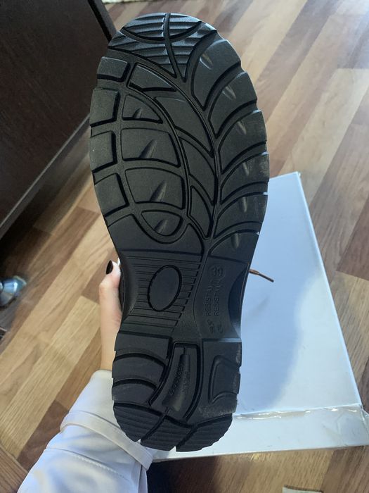 Продам ботинки зимние