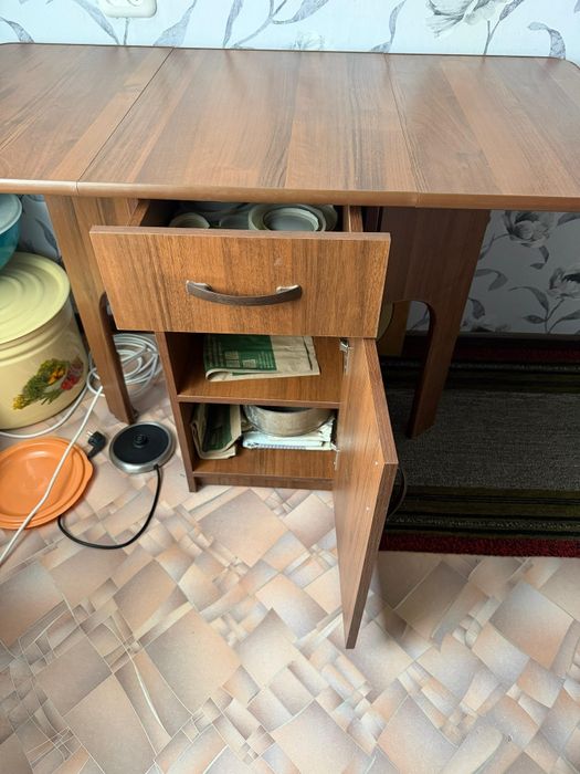 Продам столы тумбовые