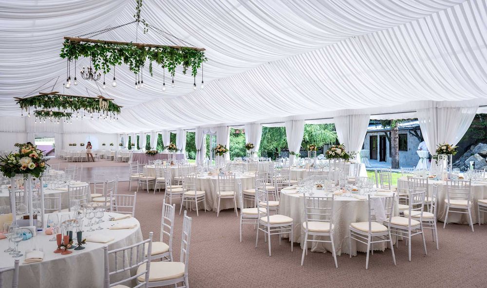 Cort evenimente de mari dimensiuni