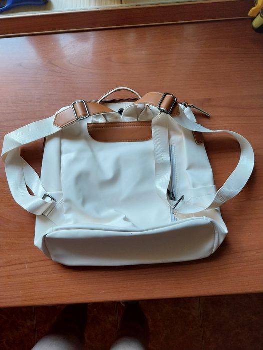 Vând rucsac pentru doamne,nou ,nefolosit.