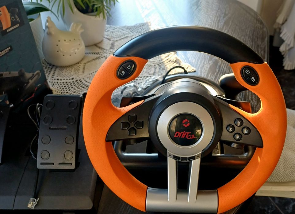 volan gaming Speedlink Drift O.Z. Racing Wheel, împreună cu setul de pedale și cutia originală.