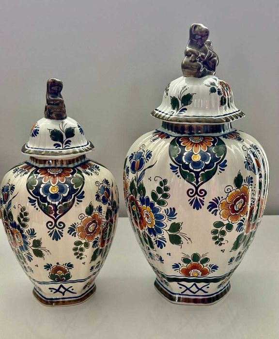 Две вази / урни Royal Delft Polychrome