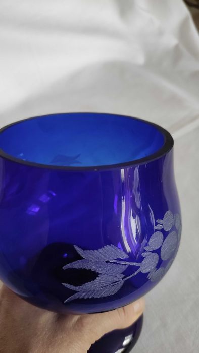 Цветна кристална ваза тип чаша с масивна основа