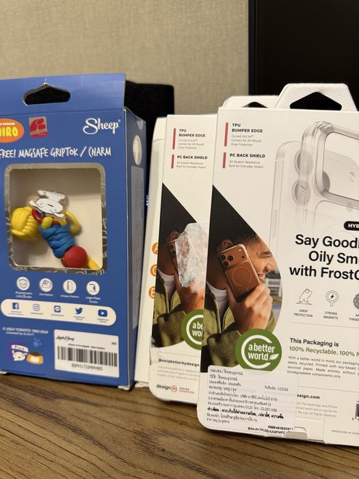 Продам одним лотом оригинальные чехлы на iphone 17 pro