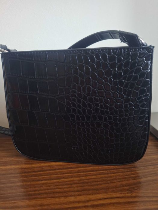 Черна лачена чантичка Pronta