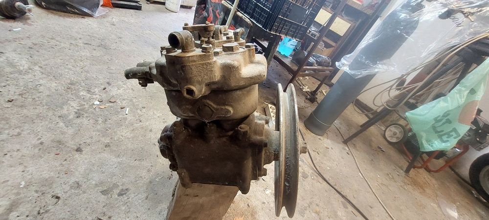 Compresor în două pistoane