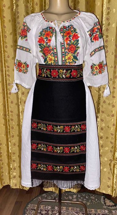 costum traditional de dama