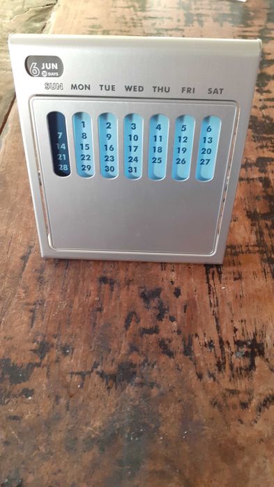 календар вечен за маса или бюро метален супер атрактивен